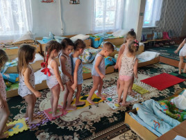 ЗАРЯДКА ПОСЛЕ ДНЕВНОГО СНА. Возраст: старшая группа детского сада ЗАРЯДКА ПОСЛЕ ДНЕВНОГО СНА. Возраст: старшая группа детского сада.